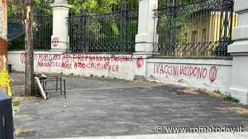 Il delirio dei no-vax colpisce ancora. Attacco sui social allo "Spallanzani"