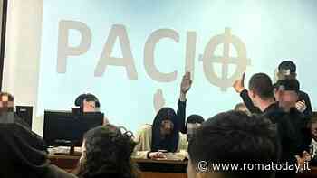 Croce celtica proiettata in aula e saluto romano durante il collettivo al liceo Archimede