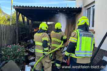 In Carport steht Bauschutt in Flammen