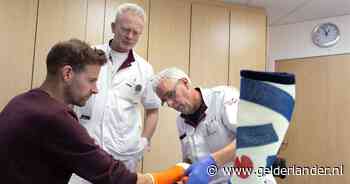 Douwe (65) ontdekte het zwemgips en stopt nu met werken, na bijna veertig jaar: ‘We waren als de dood dat er iets mis zou gaan’