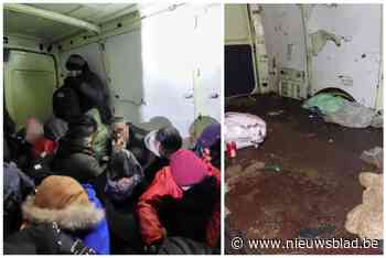 Politie pakt 30 illegalen op: “Verscholen in afgesloten lichte vrachtauto met reddingsvesten aan”