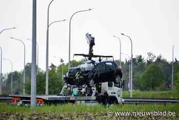 Wagen vliegt uit de bocht aan afrit autosnelweg in Ruddervoorde