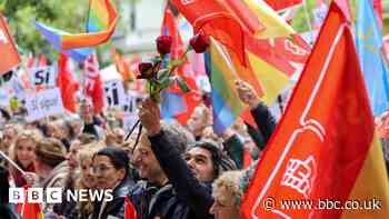 Thousands rally for Spain's PM Pedro Sánchez