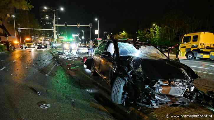 Ravage na botsing auto's, weg bezaaid met brokstukken en glas