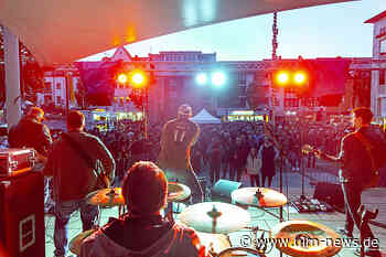 Maibaumfeier und Rock in den Mai auf Neu-Ulmer Rathausplatz