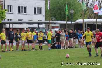 Jeugbewegingen amuseren zich op en naast het veld tijdens J-Cup