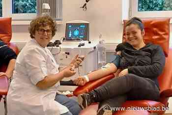 Jasmine (65) met pensioen na 36 jaar dienst als Rode Kruis-medewerker: “Ik ga de prikjes missen”