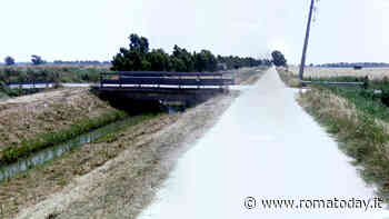 Passeggia lungo il canale e trova una mina 