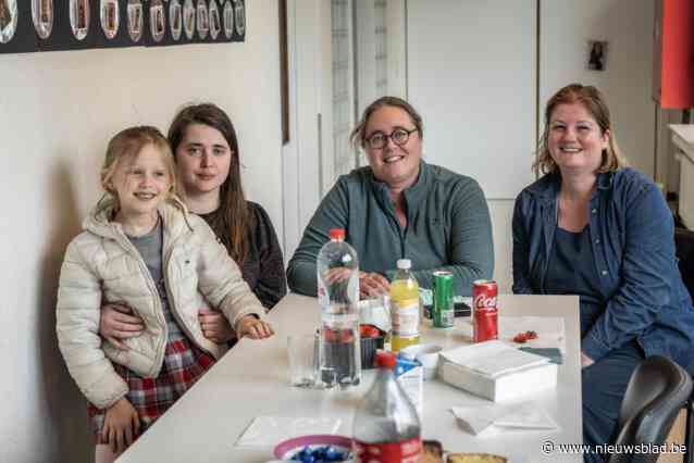 Ouders kamperen aan De Parel om kinderen in te schrijven: “Je wil het beste voor je kind, dan is een paar dagen kamperen niets”