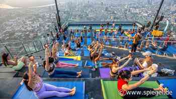Wein-Yoga: Mit dem Weinglas in die Kriegerpose