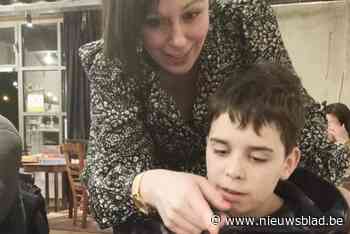 Leesfee Emy richt nu ook schaakclub op: “De interesse is groot, dus ik heb nog extra schaakborden nodig”