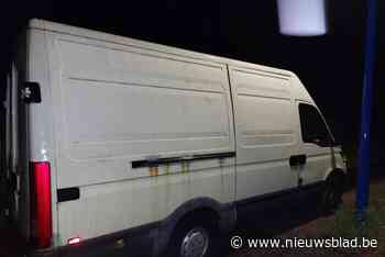 Iraniër (30) vrijgelaten na vondst 30 transmigranten in lichte vrachtauto