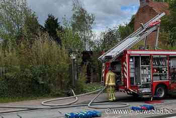 Voormalig café ’t Olifantje brandt helemaal uit