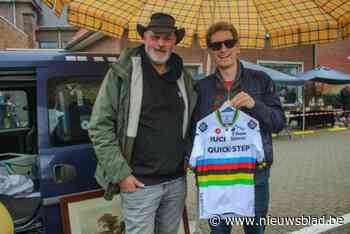 Gesigneerd truitje van Remco Evenepoel brengt 170 euro op voor kankeronderzoek
