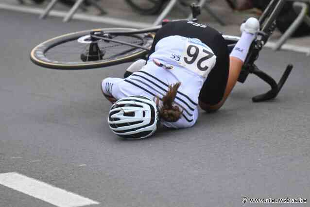 Windstoot blaast Australische van haar fiets bij maken van zegegebaar
