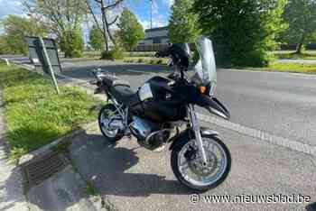 Motorrijder vlucht weg voor alcoholcontrole en probeert politie af te schudden door via middenberm terug te draaien: “Man had al levenslang rijverbod”