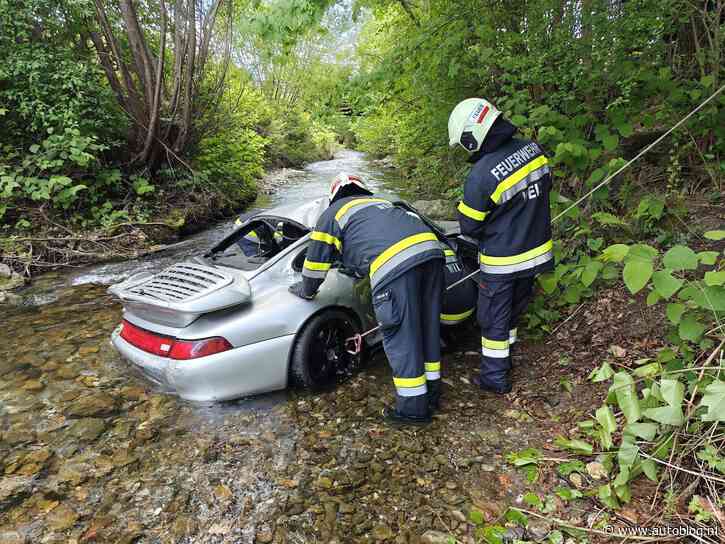 81-jarige vliegt met 993 Turbo van een brug