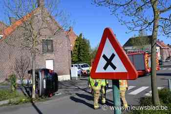 Wagen begint te tollen na aanrijding op kruispunt en komt op zijkant terecht