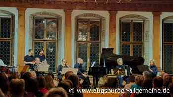 Lehrerkräfte der Sing- und Musikschule bieten ein schillerndes Konzert