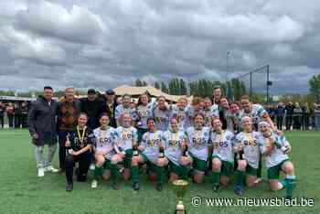 Eerste damesploeg K.S.C Olve haalt beker binnen: “Fantastisch, na 15 jaar spelen we nog eens kampioen”