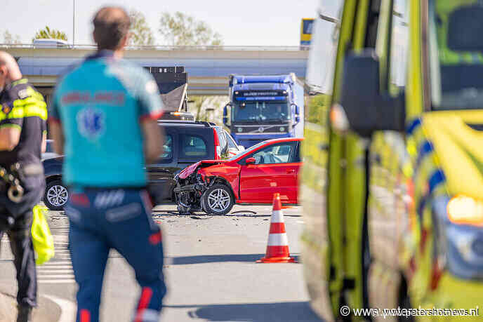 #Vinkeveen - Auto's botsen op kruispunt N201 Vinkeveen