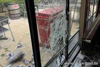 Inbrekers stelen muziekinstallatie en flessen drank bij restaurant