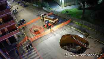 La maxi voragine di via Sestio Menas compie un mese: il punto sugli interventi per la riparazione