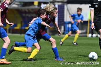 “Fantastisch toch, al die oma’s en opa’s met de clubkleuren op hun gezicht geschilderd”: hele dorpjes lopen leeg wanneer hun teams in de Jeugdcup spelen