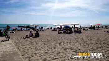 I bagnanti ci sono, le spiagge libere no. I ritardi e le incognite palesati dalla prova generale della stagione balneare