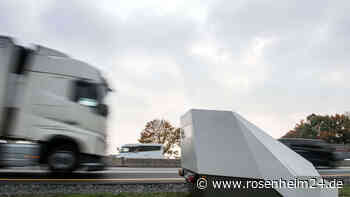 Mann will Blitzeranhänger in Waldkraiburg mit Bunsenbrenner anzünden