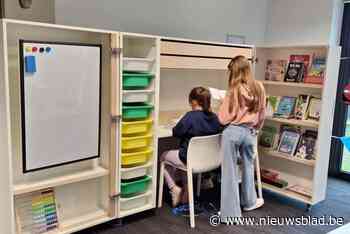 Kinderen maken huistaak en studeren in openklapbare huiswerkkast