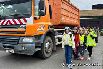 Vijfdejaars fietsen De Lus en krijgen uitleg over dodehoekspiegel