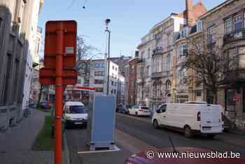 Bovenop trajectcontroles én snelheidscontroles zet deze gemeente ook een nieuwe mobiele snelheidscamera in: “Elke week op een andere plaats”