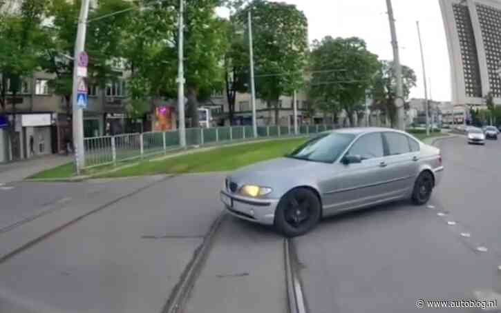Video: E46-rijder doet domste wat je kunt doen op tramovergang