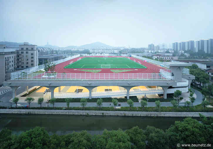 Spielen auf doppeltem Boden
 - Sportanlage von UAD in Shaoxing