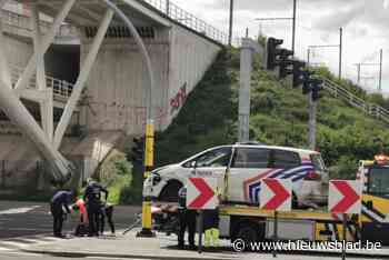 Politievoertuig botst zwaar met personenwagen: drie agenten afgevoerd naar ziekenhuis