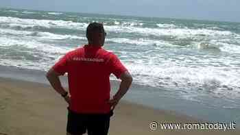 Torvaianica, vietata la balneazione: bandiera rossa per quasi 2 chilometri di costa