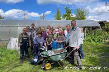 Kruiwagenman krijgt warme ontvangst van leden samentuin deVeldstraat en Monnikenheide