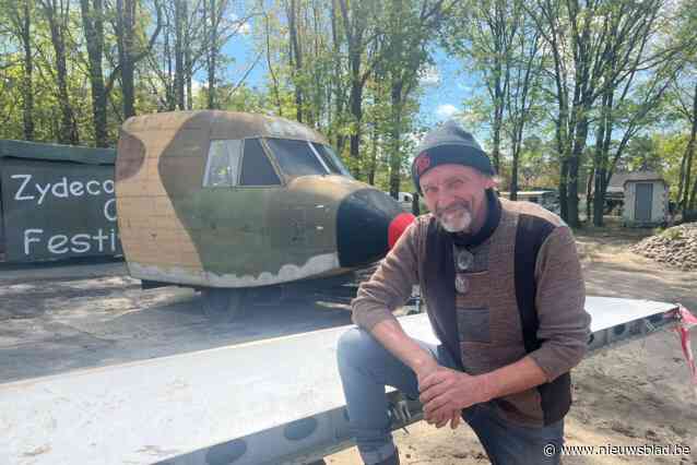 Oude cockpit en saharatent staan klaar, maar broer Maurice Engelen mag zomerbar niet openen: “Zonde dat alles hier wordt afgeblokt”