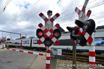 Vrouw met kinderwagen negeert gesloten spooroverweg en krijgt zes maanden rijverbod