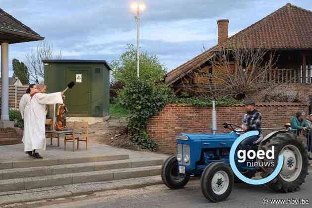 Voor het eerst in 35 jaar: tractoren in Mal worden gezegend door een vrouw