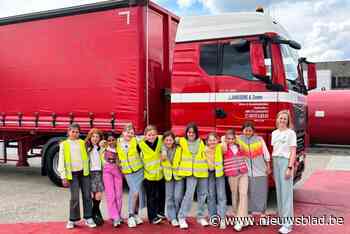 Honderd leerlingen ontdekken dode hoek bij vrachtwagens bouwbedrijf met nieuw Europees verplicht waarschuwingssysteem