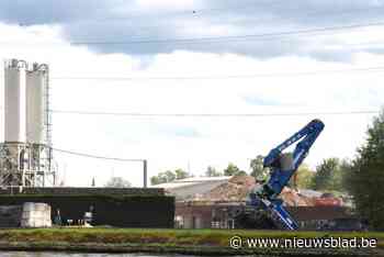 Kraan kantelt naast Albertkanaal