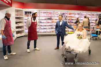 In de koelcel, tussen de bierbakken en aan de kassa: daarom liet dit koppel zijn huwelijksfoto’s maken in de Colruyt