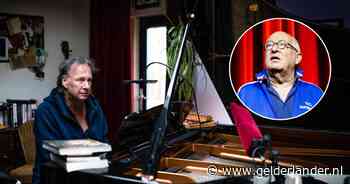 Pianist Ton gaat al 24 jaar op pad met Youp van ’t Hek: ‘Youp is oprecht en stuurt kaartjes als er wat is’