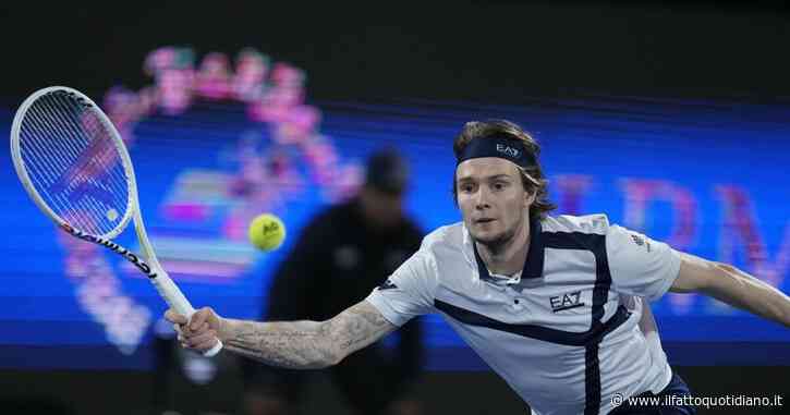 Prima lo imita, poi lo finisce con un colpo in mezzo alle gambe: lo show in campo di Bublik che ha mandato fuori di testa l’avversario