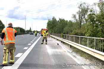 Voertuig verliest partij glas op R8 in Stasegem