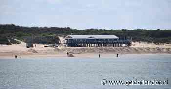Kind bedolven onder zand op strand in Zeeland