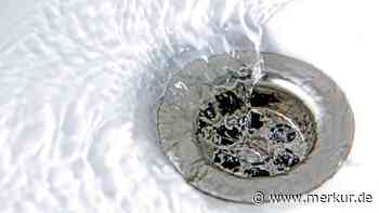 Abfluss am Waschbecken ist verstopft: Flaschen-Trick löst das Problem sofort