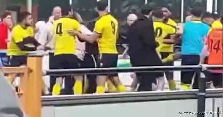 Achterhoekse scheidsrechter Joop (66) mikpunt van agressie bij duel in de vijfde klasse: ‘Het was kanker dit, kanker dat’